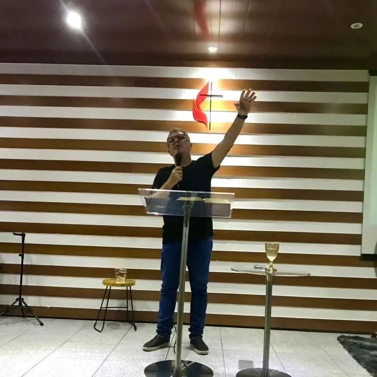 Ministro à frente do púlpito durante culto na Igreja Metodista do Leblon